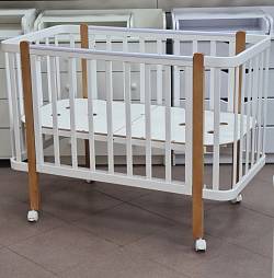 Кроватка детская Indigo "Bella" 120*60 см,колеса, сьемная стенка, цвет белый-натуральный